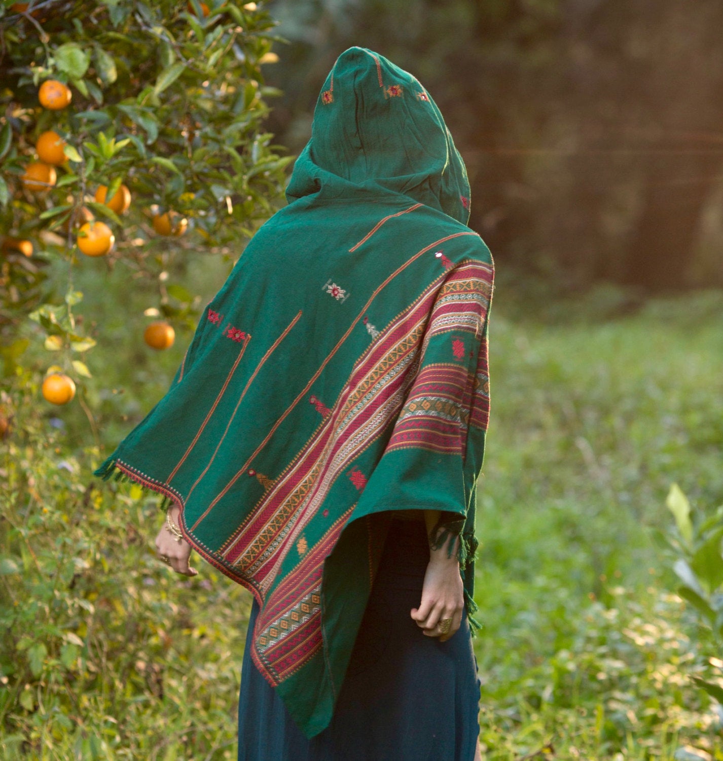 Poncho verde hecho a mano con capucha Kashmiri Earthy, Tribal Pattern Festival Gypsy AJJAYA Winter Warm Primitive Nomadic Mexican con bolsillos