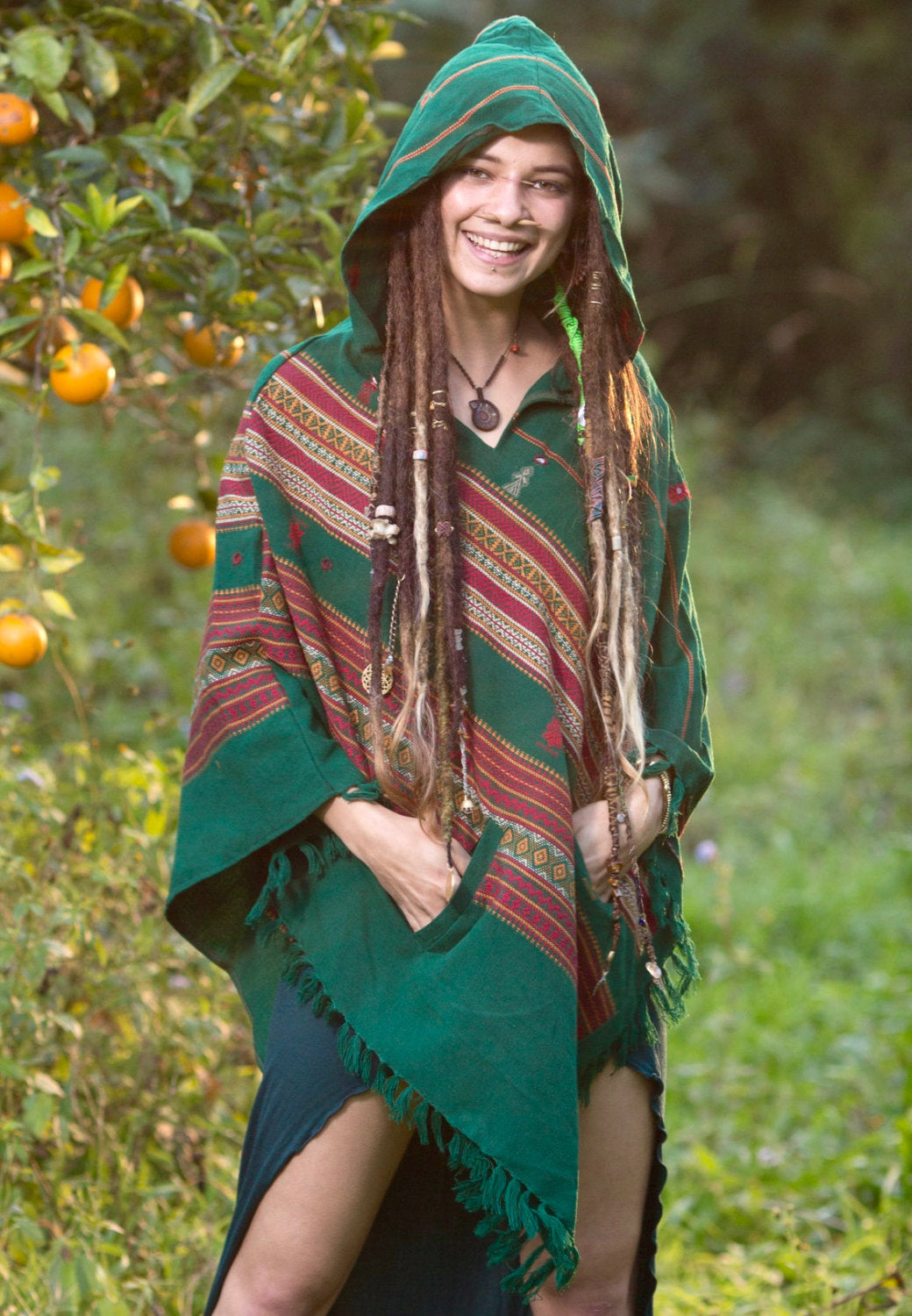 Poncho verde hecho a mano con capucha Kashmiri Earthy, Tribal Pattern Festival Gypsy AJJAYA Winter Warm Primitive Nomadic Mexican con bolsillos