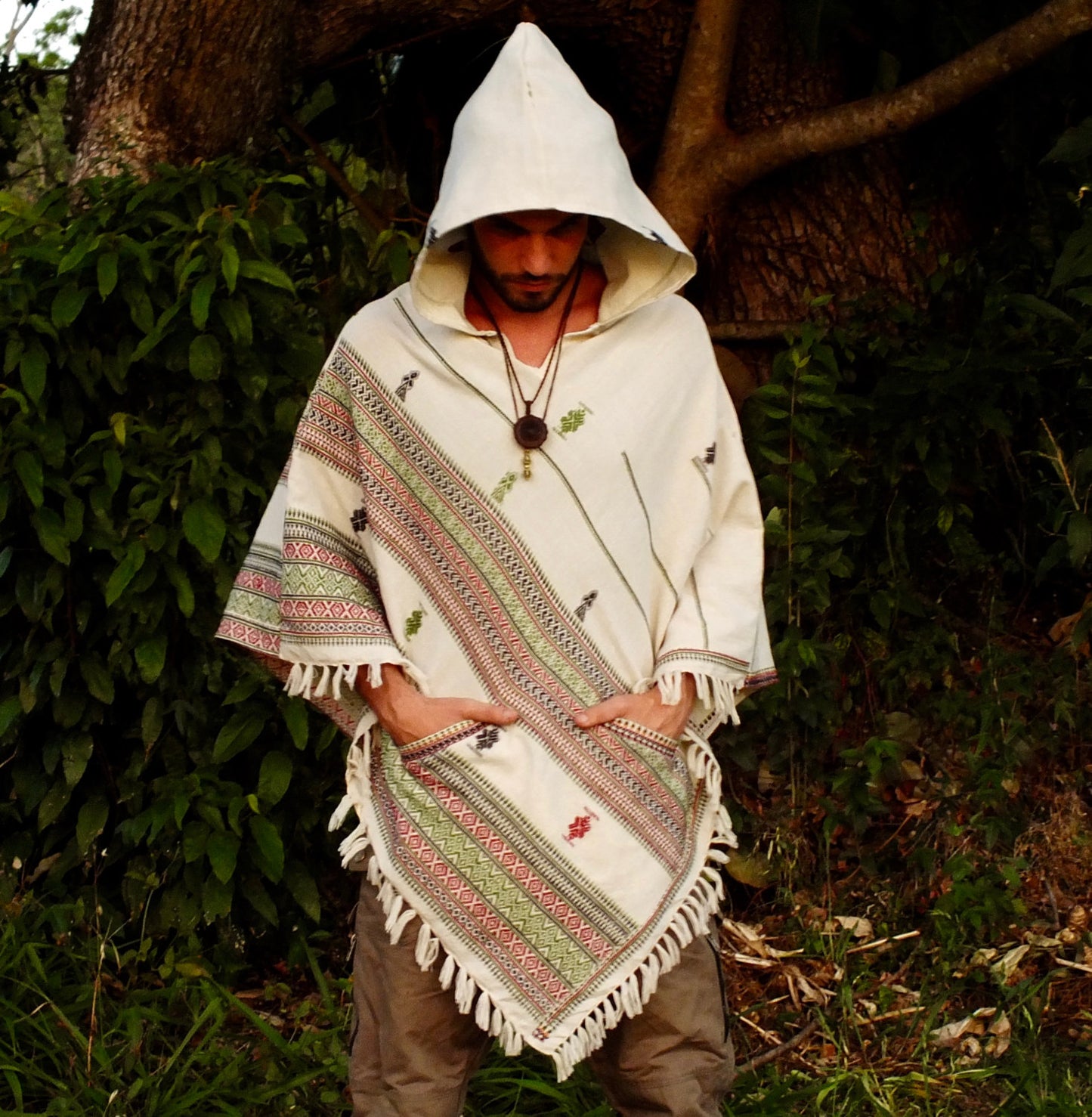 Poncho blanco para hombre con capucha de lana de cachemira, patrón tribal bordado terroso Festival Gypsy