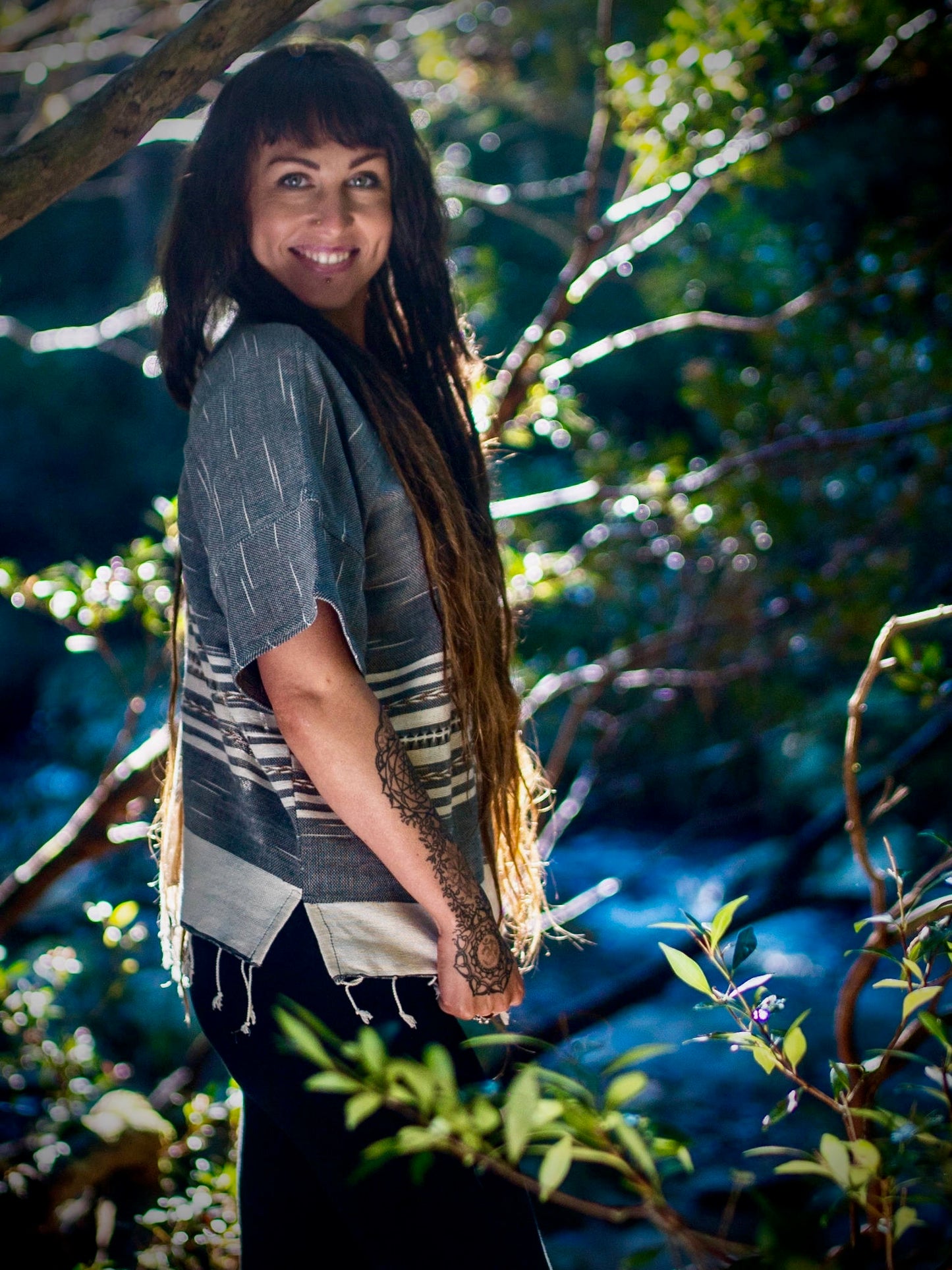 手工手工编织女式波西米亚式上衣灰色背心 T 恤束腰上衣天然染色棉叶和树皮吉普赛沙漠原始节日波西米亚风