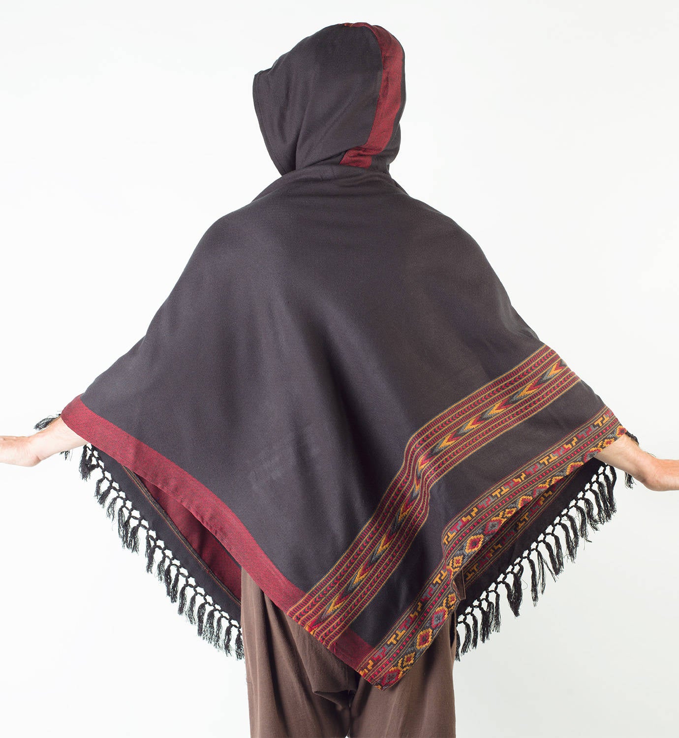 Poncho negro para hombre de lana de yak hecho a mano con capucha grande y bolsillos, patrón tribal terroso festival gitano AJJAYA alternativa primitiva mexicana