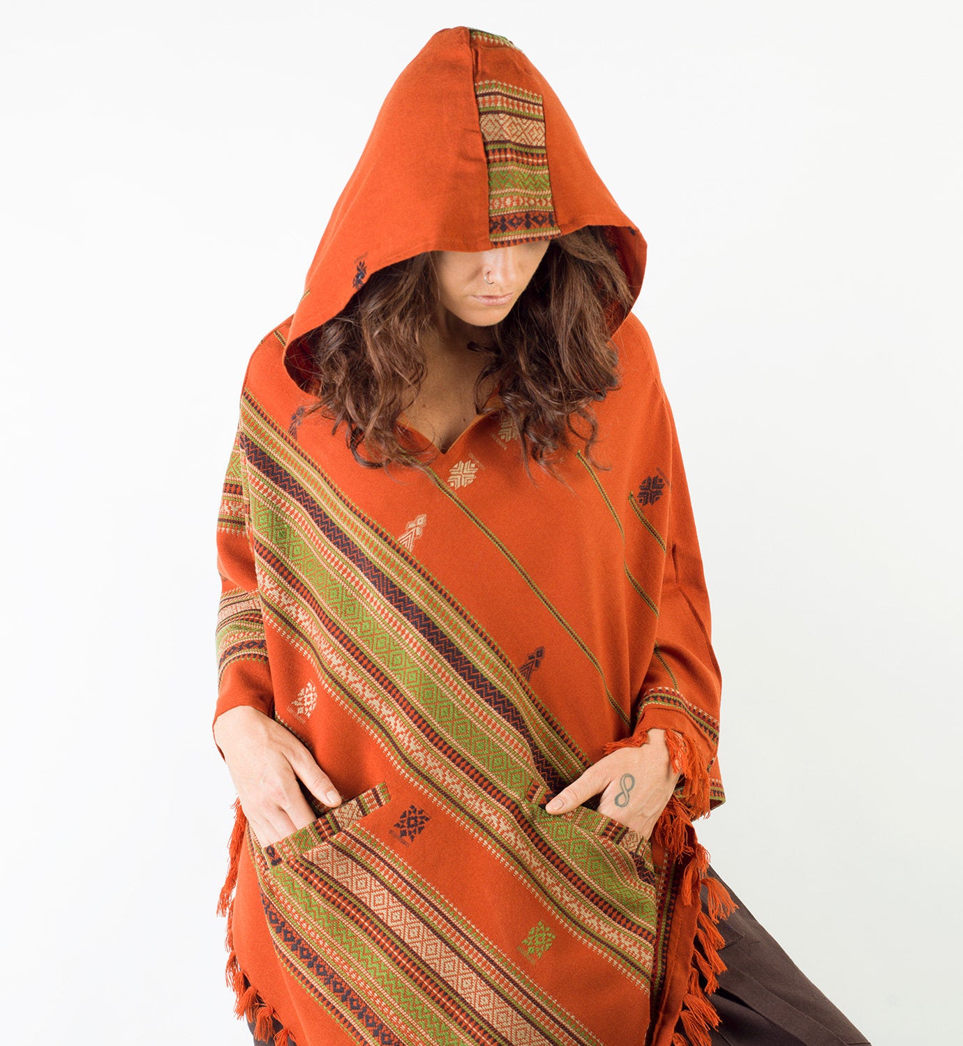 Poncho en cachemire fait main pour femme avec grand sweat à capuche en laine orange Earthy Tribal Pattern Festival Gypsy AJJAYA Bohemian Hari Primitive Natural