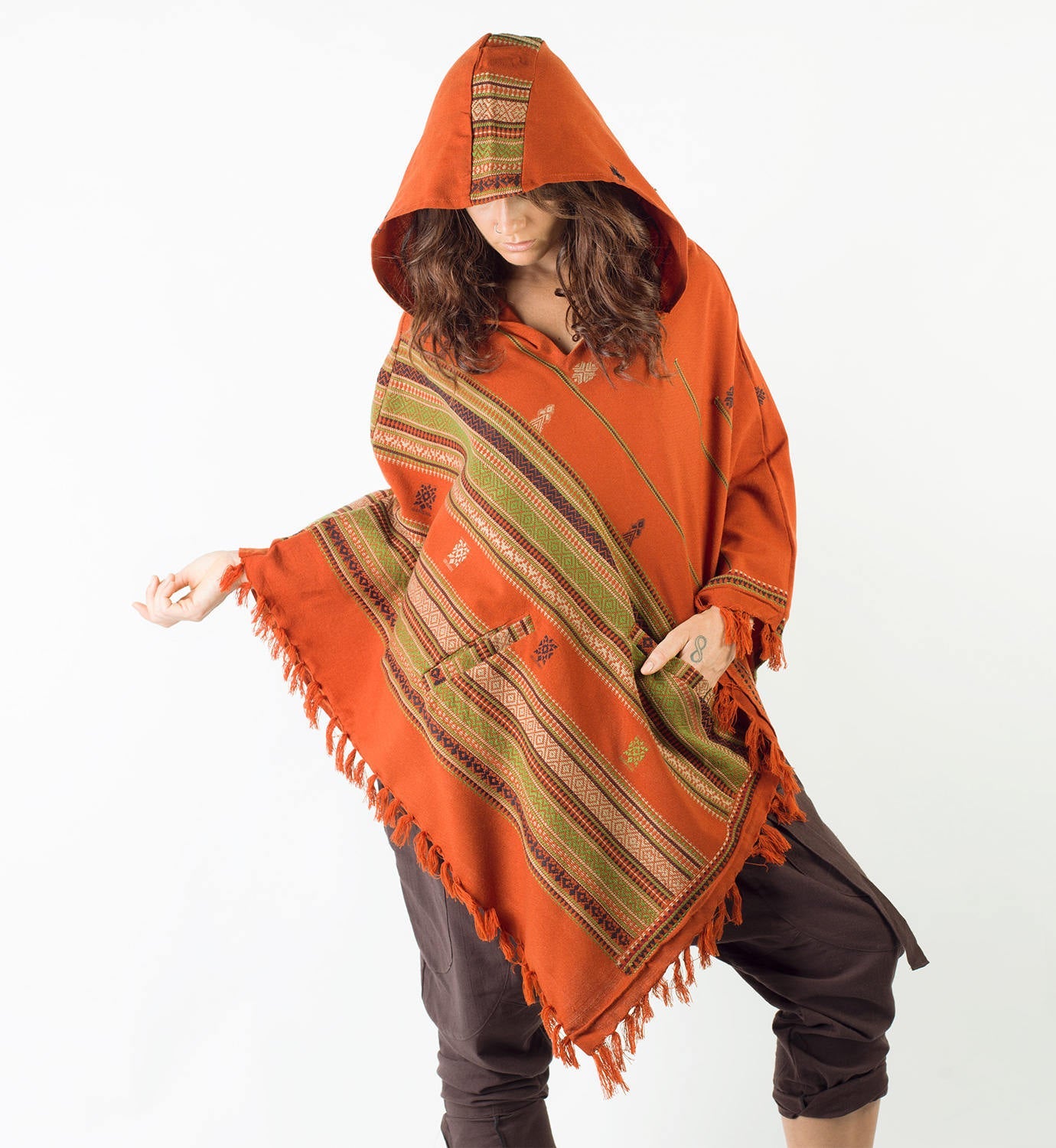 Poncho en cachemire fait main pour femme avec grand sweat à capuche en laine orange Earthy Tribal Pattern Festival Gypsy AJJAYA Bohemian Hari Primitive Natural