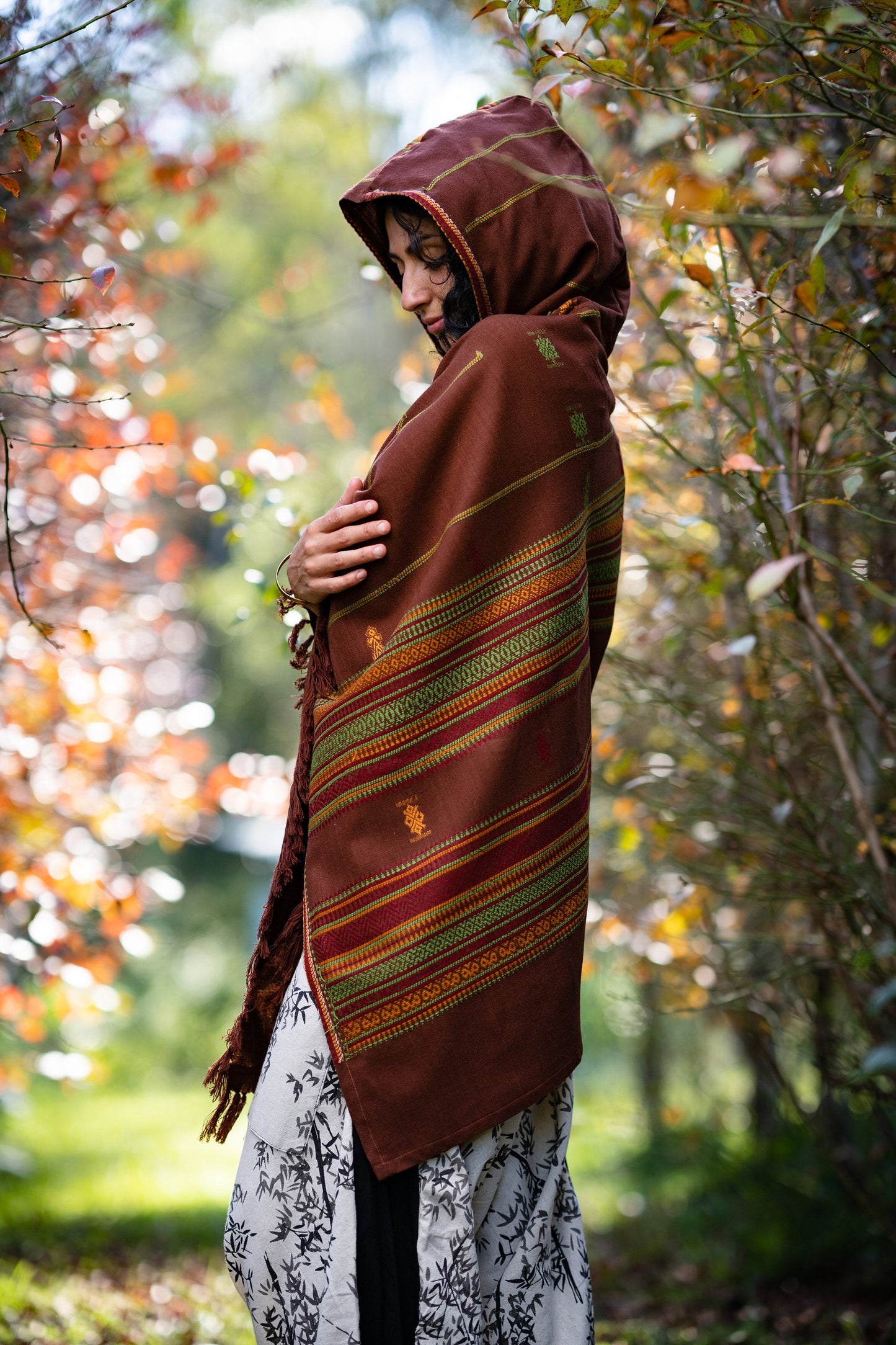 Poncho con capucha para mujer Capucha de lana de cachemira marrón, Festival de bordado tribal terroso Gypsy AJJAYA Rave Primitive Nomadic Mexican con bolsillos
