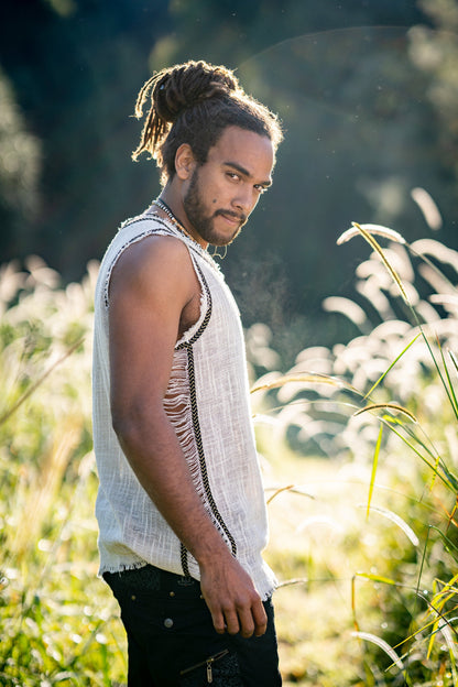 Ärmelloses Festival Top DHATU Baumwollshirt für Herren, geschlitzte offene Seiten, beige, halb durchsichtig, atmungsaktiv, Tribal Gypsy Alternative Festival AJJAYA