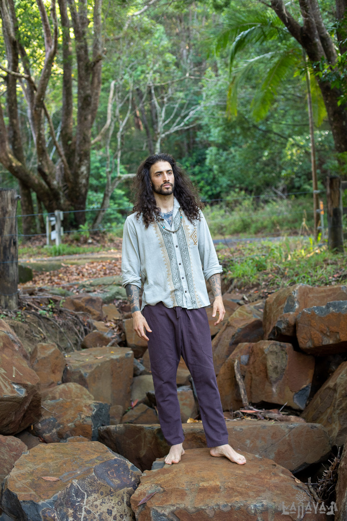 PABLO Beige Camisa holgada con cuello abotonado para hombre Camiseta de algodón de manga larga Top con estampado de bloque teñido naturalmente Bolsillo delantero Hecho a mano AJJAYA
