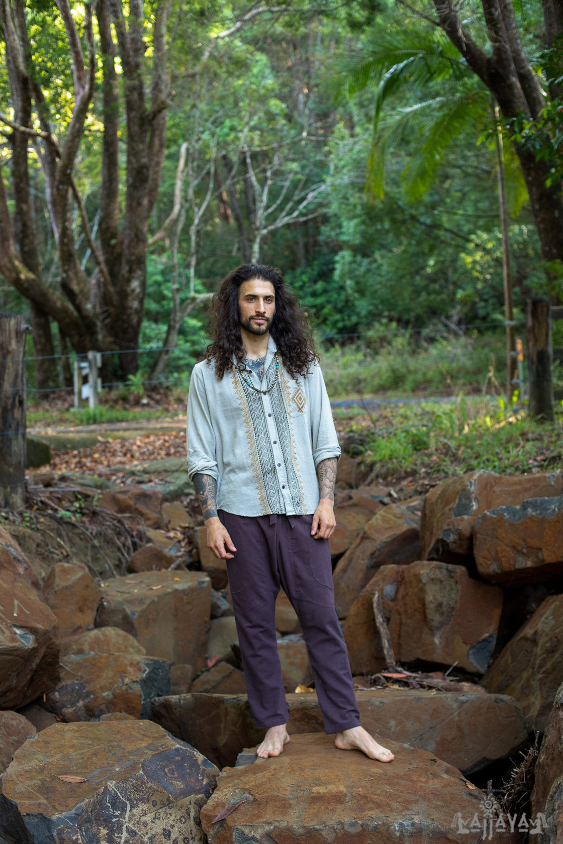 PABLO Beige Camisa holgada con cuello abotonado para hombre Camiseta de algodón de manga larga Top con estampado de bloque teñido naturalmente Bolsillo delantero Hecho a mano AJJAYA