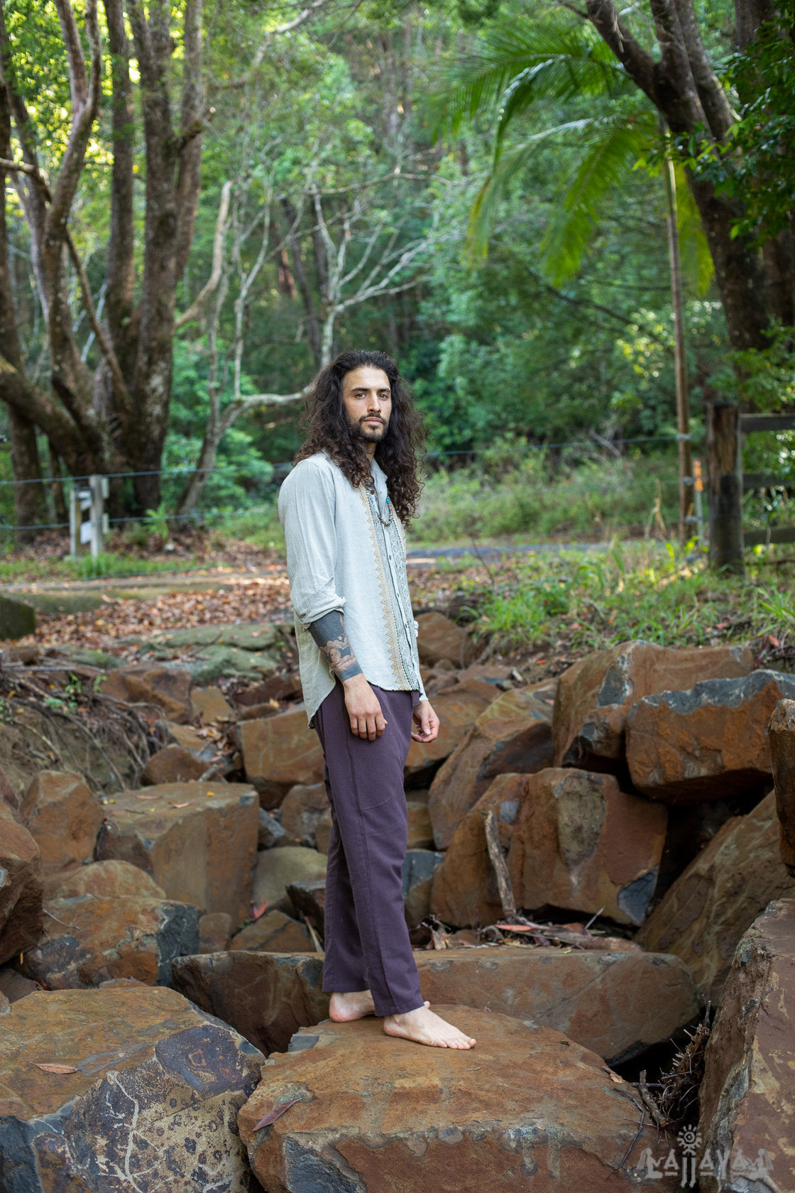 PABLO Beige Camisa holgada con cuello abotonado para hombre Camiseta de algodón de manga larga Top con estampado de bloque teñido naturalmente Bolsillo delantero Hecho a mano AJJAYA