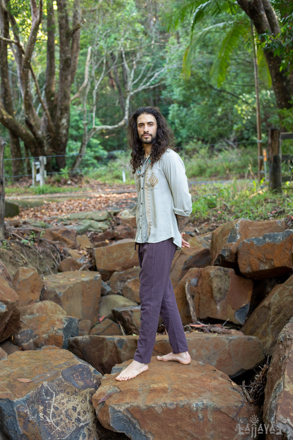 PABLO Beige Camisa holgada con cuello abotonado para hombre Camiseta de algodón de manga larga Top con estampado de bloque teñido naturalmente Bolsillo delantero Hecho a mano AJJAYA