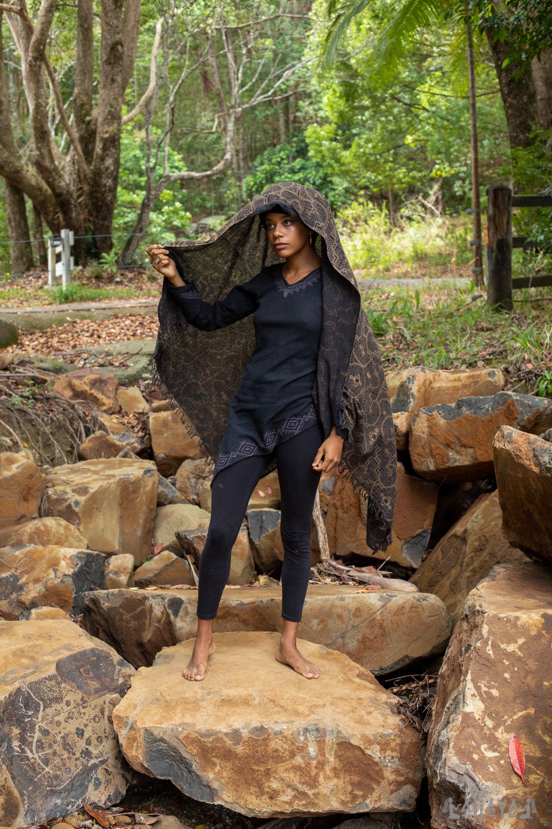 SHIPIBO Noir Or Écharpe Coton Châle Géométrie Sacrée Motif Festival Rituel Cérémonie Chamanique Ethnique Gypsy Boho Sarong Wrap Shaman AJJAYA