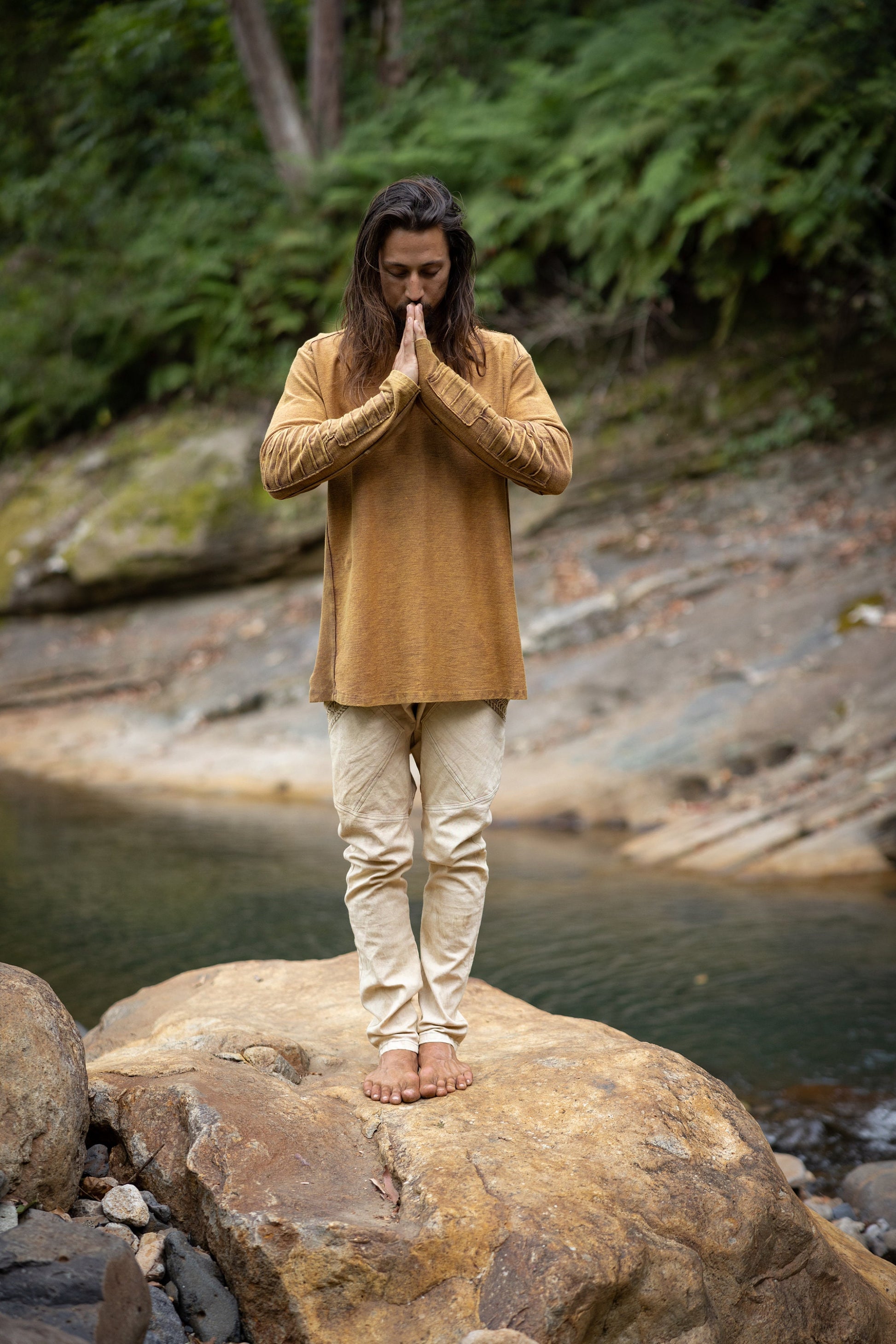 Our JAMIS stone wash jumper is inspired by the Dune trilogy and post-apocalyptic styles. This cozy piece features a soft, stone-washed stretchy cotton fabric that is both comfortable and durable. The jumper has a relaxed, loose fit.