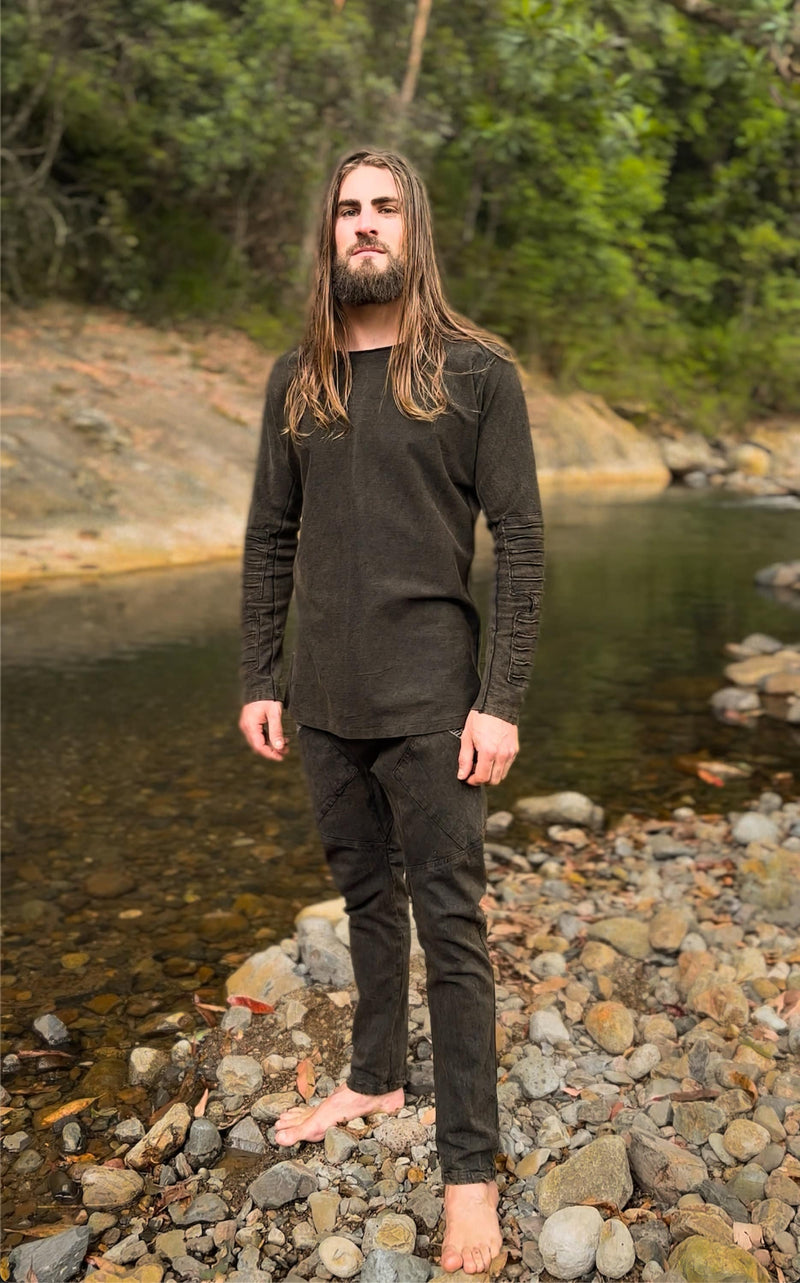 Our JAMIS stone wash jumper is inspired by the Dune trilogy and post-apocalyptic styles. This cozy piece features a soft, stone-washed stretchy cotton fabric that is both comfortable and durable. The jumper has a relaxed, loose fit.