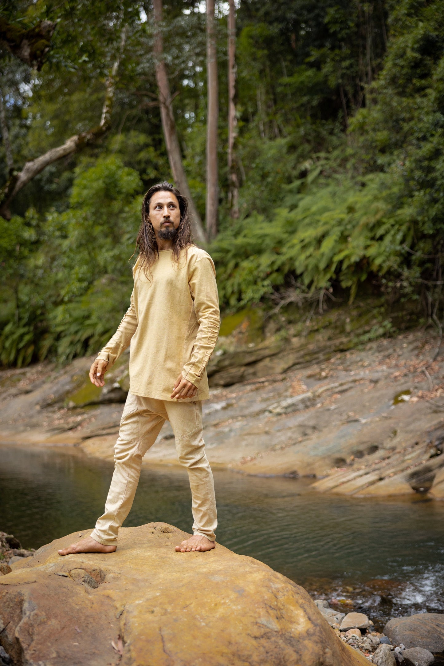 Our JAMIS stone wash jumper is inspired by the Dune trilogy and post-apocalyptic styles. This cozy piece features a soft, stone-washed stretchy cotton fabric that is both comfortable and durable. The jumper has a relaxed, loose fit.