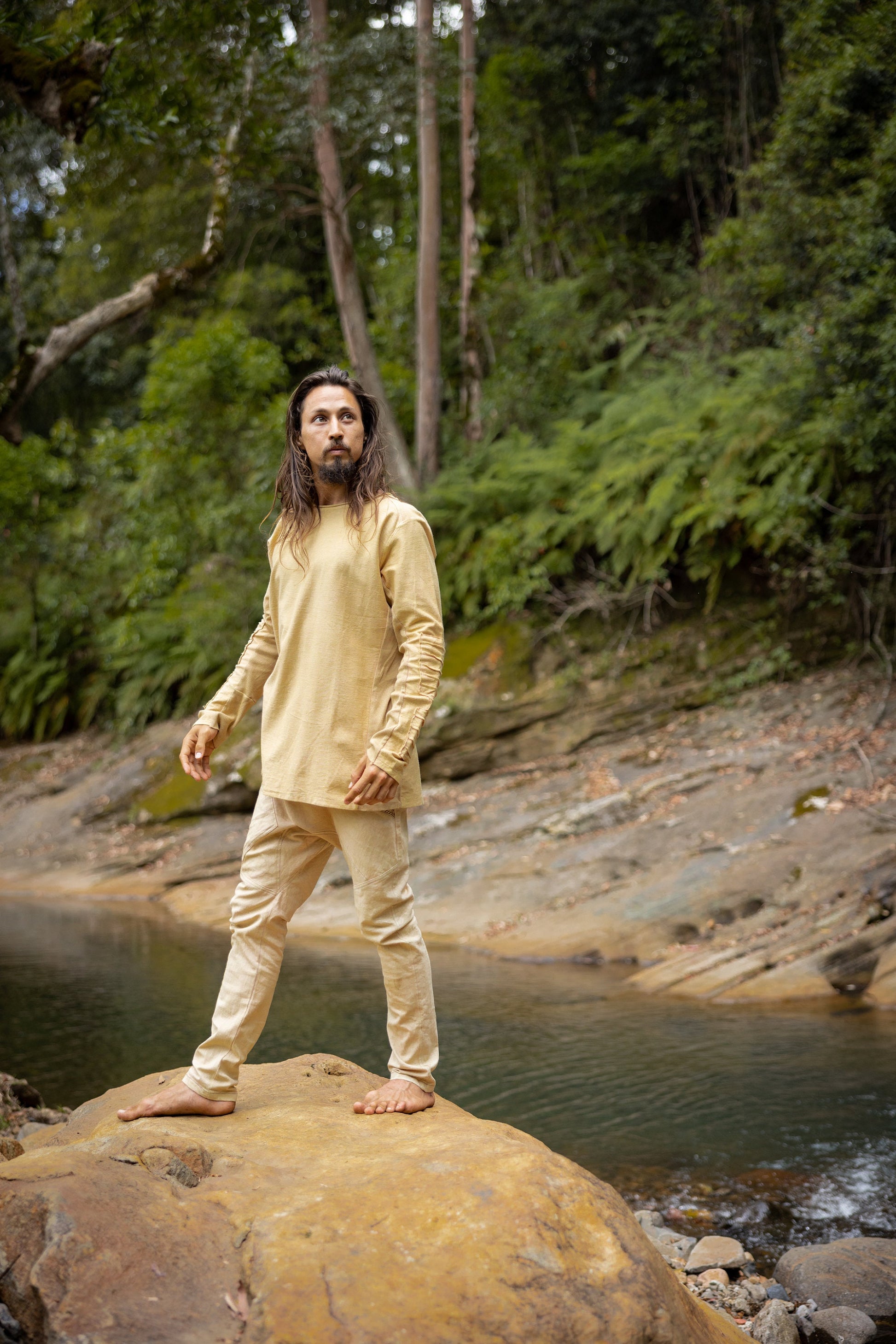 Our JAMIS stone wash jumper is inspired by the Dune trilogy and post-apocalyptic styles. This cozy piece features a soft, stone-washed stretchy cotton fabric that is both comfortable and durable. The jumper has a relaxed, loose fit.