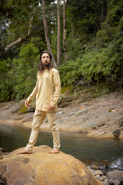 Our JAMIS stone wash jumper is inspired by the Dune trilogy and post-apocalyptic styles. This cozy piece features a soft, stone-washed stretchy cotton fabric that is both comfortable and durable. The jumper has a relaxed, loose fit.
