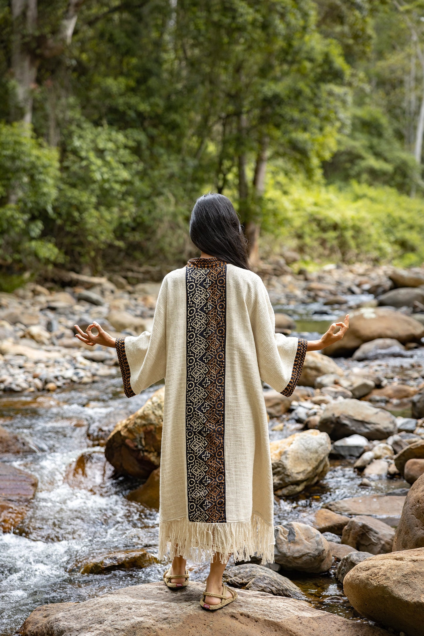 Our handmade BUNTU tribal African simple kimono is a unique and one-of-a-kind piece that is sure to add some flair to your wardrobe. Made of 100% textured cotton, it is comfortable and breathable, perfect for any occasion.