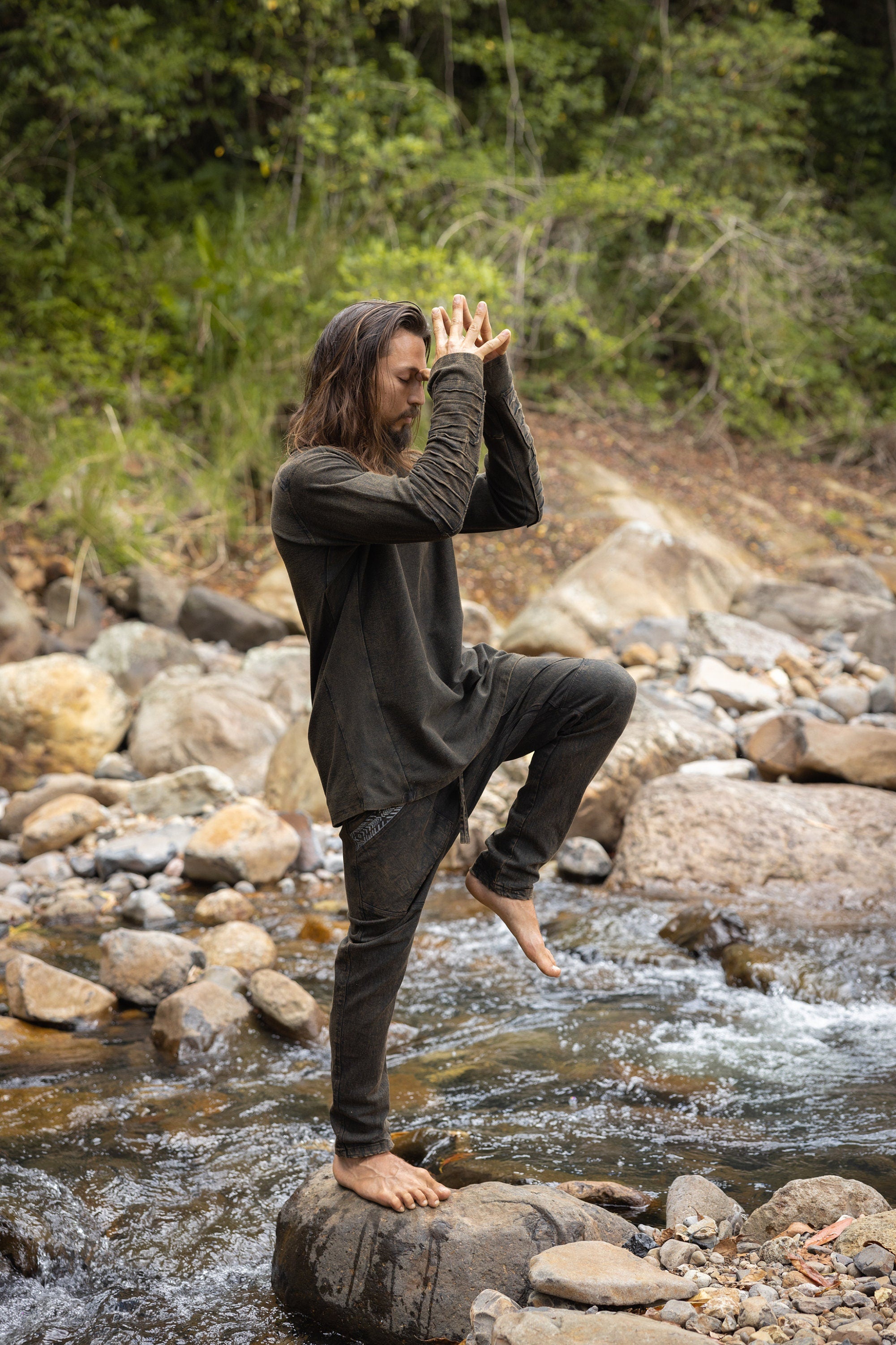 Our JAMIS stone wash jumper is inspired by the Dune trilogy and post-apocalyptic styles. This cozy piece features a soft, stone-washed stretchy cotton fabric that is both comfortable and durable. The jumper has a relaxed, loose fit.