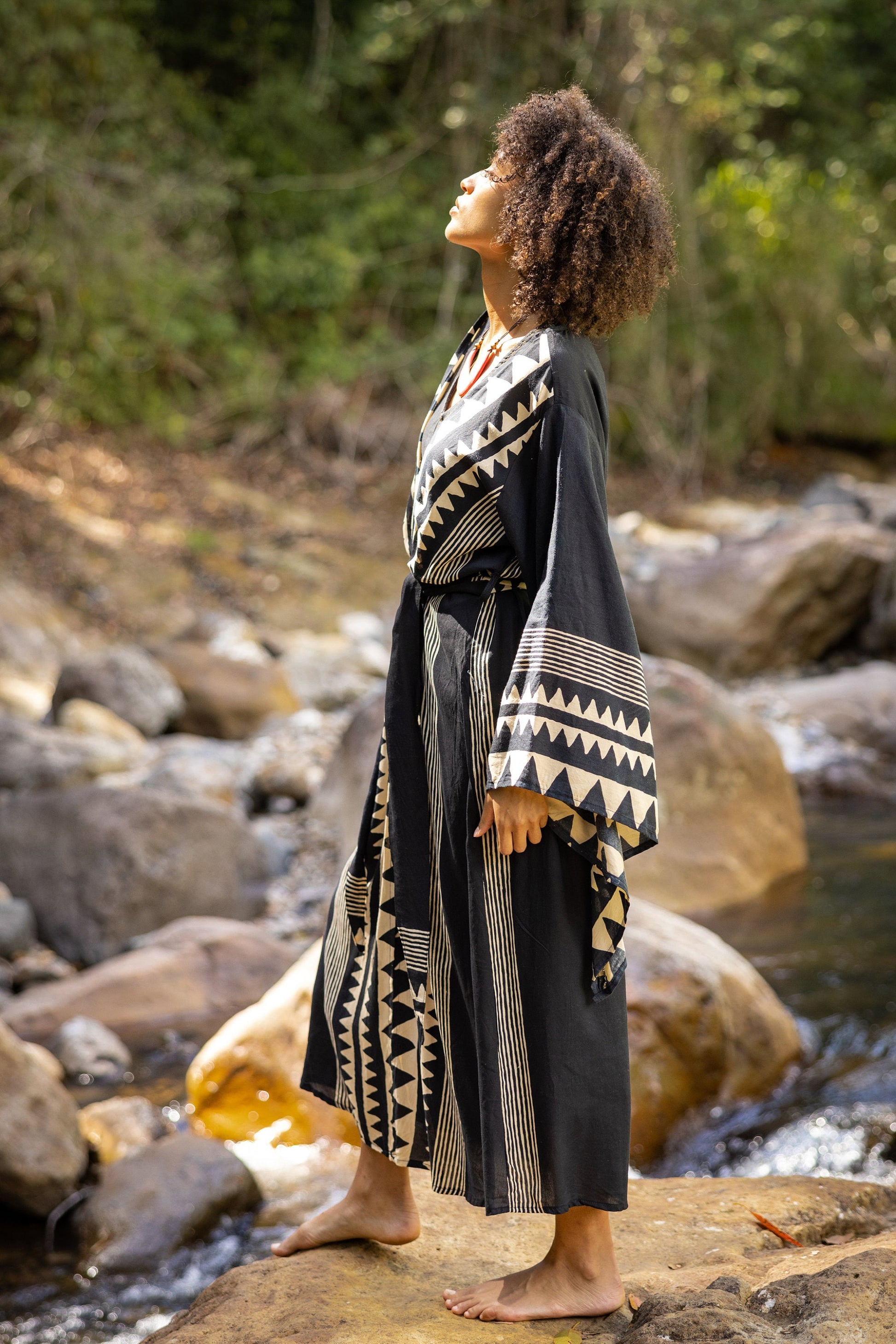 Introducing the ELGA kimono robe, the unique blend of comfort and style. Made from a super soft, breathable rayon-cotton fabric, this robe is designed for ultimate comfort and ease of movement.