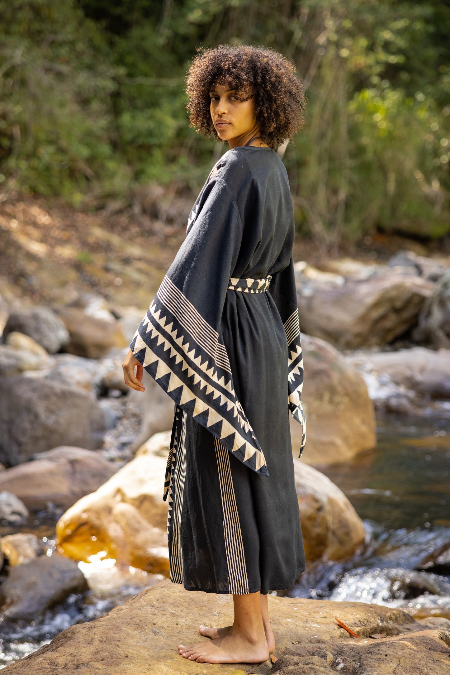 Introducing the ELGA kimono robe, the unique blend of comfort and style. Made from a super soft, breathable rayon-cotton fabric, this robe is designed for ultimate comfort and ease of movement.
