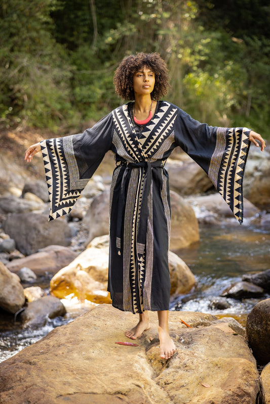 Introducing the ELGA kimono robe, the unique blend of comfort and style. Made from a super soft, breathable rayon-cotton fabric, this robe is designed for ultimate comfort and ease of movement.