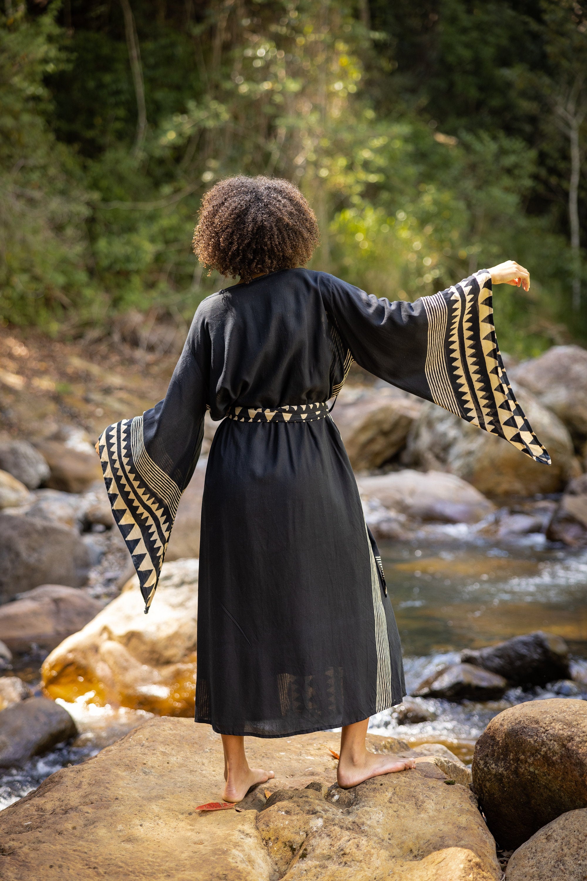 Introducing the ELGA kimono robe, the unique blend of comfort and style. Made from a super soft, breathable rayon-cotton fabric, this robe is designed for ultimate comfort and ease of movement.