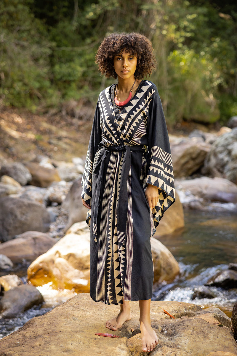 Introducing the ELGA kimono robe, the unique blend of comfort and style. Made from a super soft, breathable rayon-cotton fabric, this robe is designed for ultimate comfort and ease of movement.